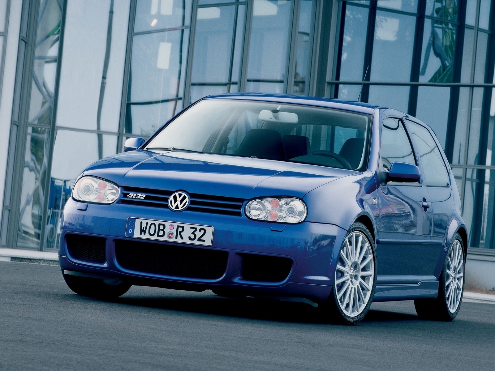 Apparue en 2002, la Golf IV R32 réduit sa garde au sol de 20 mm et se pare de jantes de 18