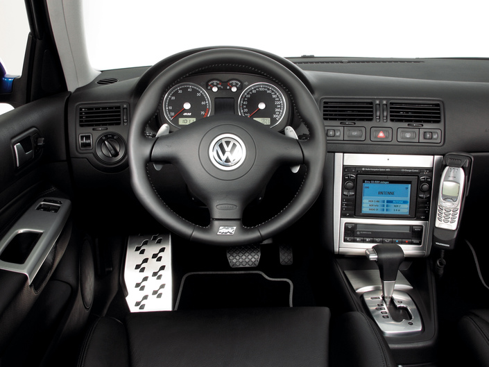 Ergonomie soignée pour le tableau de bord mais finition banale. Cette V R32 dispose d’options intéressantes : cuir, boîte DSG, GPS tactile. Elles renforcent la cote de la voiture.