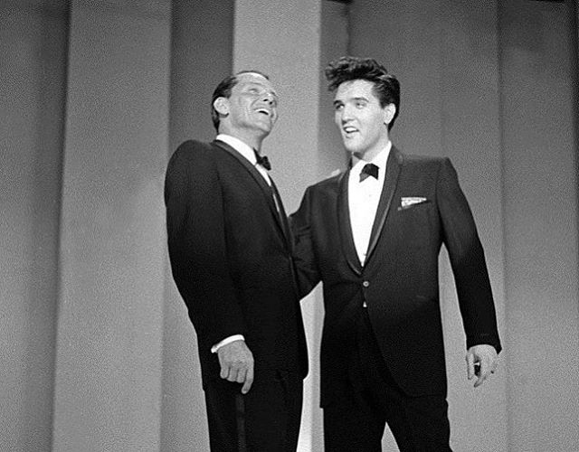 When the Voice Met the King: @madisonbonnie tells the story of Frank Sinatra and Elvis Presley's duet performance - check out the article at 60sToday.com!
.
#franksinatra #elvispresley #elvis #theking #60s #60smusic #1960s #sixties #vintage #vintagestyle #vintagefashion #vintagephoto #vintagephotography #blackandwhite #blackandwhitephoto #blackandwhitephotography
